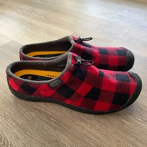 Men’s KEEN Red Plaid Slip-On Shoes / Slippers / Size 12 / NWOT